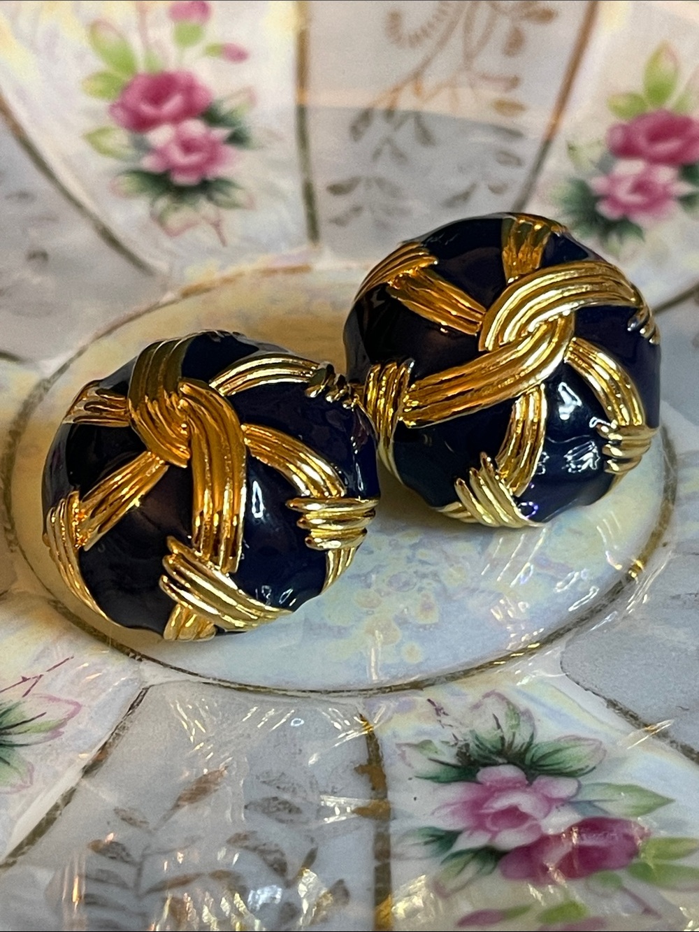 Vintage Ciner Navy Blue Domed Shaped Gold Plated Rope Design Clip On Earrings